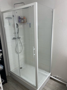 Photo de galerie - Pose d’un bac à douche et paroie 