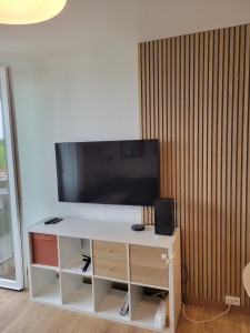 Photo de galerie - Pose d'un habillage mural avec télé suspendue. 