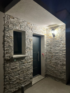 Photo de galerie - Une belle réalisation de carrelage devant la porte d’entrée. ?✨