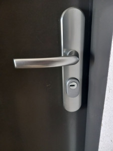 Photo de galerie - Ouverture de porte blindée avec serrures et cylindre haut sécurité. normes A2P**.