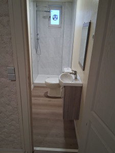 Photo de galerie - Rénovation salle d’eau complète
Création d’une salle d’eau moderne avec douche, carrelage mural, pose WC et meuble vasque.
Finitions propres, travail soigné et optimisation des petits espaces.
Intervention rapide – prix attractifs.