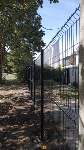 Photo de galerie - Pose clôture (panneaux rigides et poteaux)