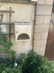 Photo de galerie - Remplacement d'une boite à lettre traversante avec mise en place d'un hublot sur la porte arrière