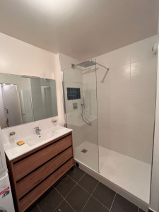 Photo de galerie - Changement de baignoire en douche et remplacement d’un meuble lavabo avec miroir 