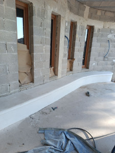 Photo de galerie - Banc arrondi avec béton et enduit spécial extérieur pour la finition