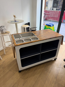 Photo de galerie - Fabrication d’un meuble de stand sur roulette et démontable sans outils. 