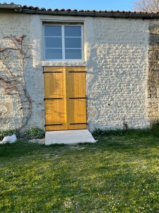 Photo de galerie - Pose menuiserie et réfection de la façade en pierres  jointées