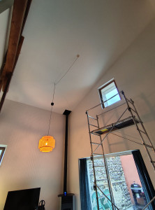 Photo de galerie - Installation d'un luminaire sur plafond cathédrale