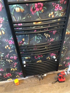 Photo de galerie - Installation d’un radiateur sèche serviette avec alimentation en cuivre 