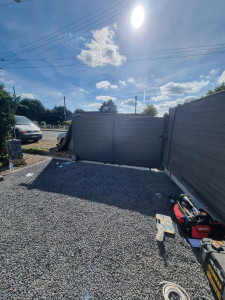 Photo de galerie - Pose portail coulissant aluminium. 
Motorisation complète Somfy Smoove. 
Programmation complètes/Piéton/Photocellule.