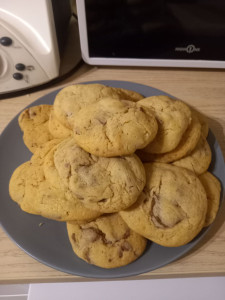 Photo de galerie - Mes meilleures cookies, fondants et croustillants. Je fais attention à la quantité de sucre que j'ai dû modifier car la recette original était beaucoup trop sucrée.
