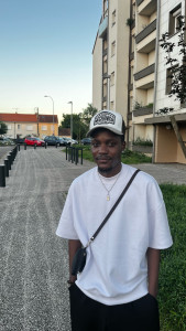 Photo de galerie -     C’est une photo de moi, je suis habillé simplement, je regarde l’objectif avec un léger sourire.