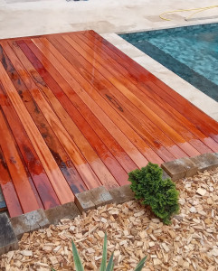 Photo de galerie - Réalisation d'une terrasse en bois exotique dans le prolongement d'une piscine.
