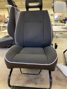 Photo de galerie - Réalisation d’un siège automobile avec dépose et pose du siège en tissu et tissu enduit pvc et pose d’un passepoil 