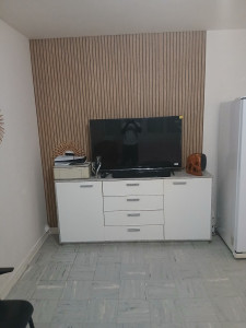 Photo de galerie - Une intervention réalisée avec soin ! Un papier peint parfaitement posé pour redonner du style et de la personnalité à cette pièce.

Vous avez un projet de rénovation ou de décoration ? Je suis à votre disposition pour une intervention rapide, Mr. Ballo