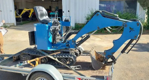 Photo de galerie - Mini-pelle prête au départ.