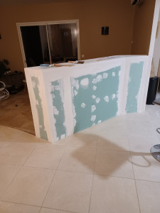 Photo de galerie - Bar mange debout en Placoplatre 