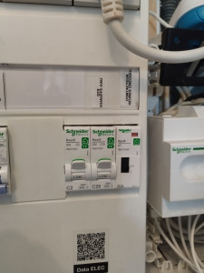 Photo de galerie - Modification d'un départ chauffe-eau 3000W 250L.
Anciennement 16A courbe C, remplacement par un disjoncteur 20A courbe C ainsi qu'un disjoncteur 2A et un contacteur heures creuses raccordé au Linky afin de bénéficier des plages horaires creuses.