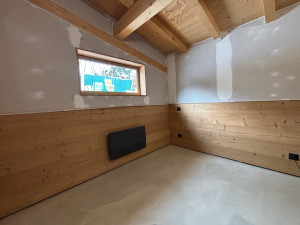 Photo de galerie - Aménagement d’une extension en chambre parentale, isolation, placo, lambris en bois chauffé, électricité, chauffage et ragréage du sol