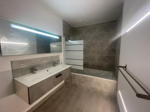 Photo de galerie - Fin de réalisation salle bain avec baignoire, mise en place de meuble, carrelage, électricité...