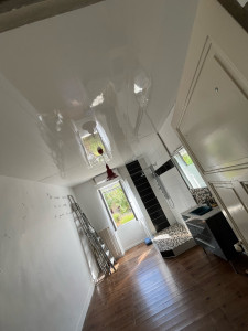 Photo de galerie - Pose d’un plafond suspendu en lambris pbvc blanc brillant 
