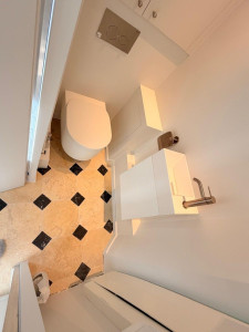 Photo de galerie - Installation d'un WC suspendu et d'un lave-mains dans un appartement à Paris 7e