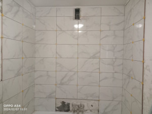 Photo de galerie - La pose du carrelage mural pour douche