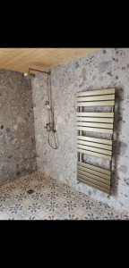 Photo de galerie - Appareillage d'une salle de bain au décor vintage. 