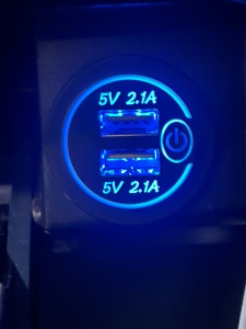 Photo de galerie - Montage d’une double prise USB en lieu et place d’un ancien allume cigare 