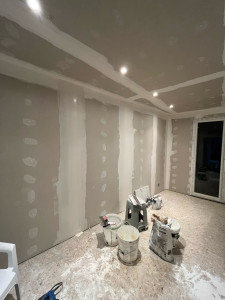 Photo de galerie - Travaux de joints et finitions intérieures réalisés avec soin : pose des bandes et application des enduits pour une surface propre et prête à peindre