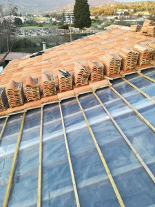 Photo de galerie - Dépose des tuiles, mise en place d'une bâche, changement des tasseaux 