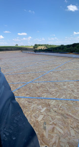 Photo de galerie - Pose d’un feuillard sur bâtiment ossature bois 