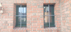 Photo de galerie - Ponçage grattage des 2 fenetres et mise en peinture 