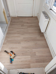 Photo de galerie - Parquet flotant et réparation 
montant de porte