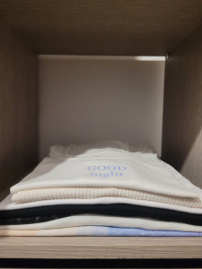 Photo de galerie - Prestation de services : Home Organising (trie des vêtements et réorganisation du dressing) ; repassage professionnel et pliage du linge avec soin. 