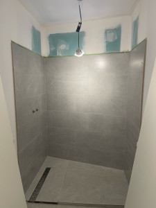 Photo de galerie - Pose de faïence 35x90 pour douche à l’italienne 