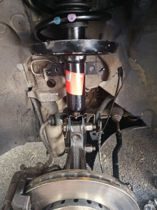 Photo de galerie - Remplacement Amortisseurs AV Renault APRÈS INTERVENTION ( remontage de la biellette de barre stabilisatrice neuve également après la photo bien évidemment ) 