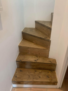 Photo de galerie - Application d’un vernis couleur chêne doré sur un escalier neuf en bois brut 