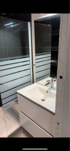 Photo de galerie - Immeuble de lavabo avec miroir et parois douche fixe une douche italienne 