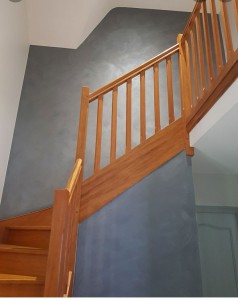 Photo de galerie - Rénovation mur et plafond avec couche lasure bois sur escalier preablement poncer traité et vitrifié