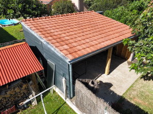 Photo de galerie - Mur ossature bois.

Charpente en chevrons autoporteurs.

Couverture en tuiles H10 flammée rustique avec rive biaise. 

Bardage fibro-ciment gris anthracite 7016

Zinguerie