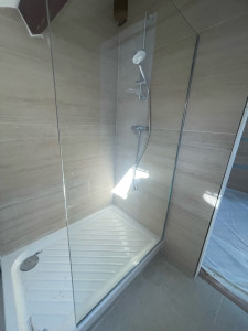 Photo de galerie - Pose d’un pare douche sur mesure 