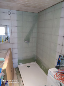 Photo de galerie - Pose du receveur de douche reprise des cuivres dans le mur (saignée + soudure). Première couche d'étanchéité sur faïence. photos de salle de bain fini dans l'album