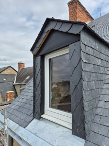 Photo de galerie - Habillage d'une lucarne en ardoise 