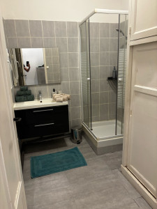 Photo de galerie - Nettoyage complet d’un grand studio Airbnb : salle de bain, cuisine, sols, dépoussiérage et remise en état pour accueillir les voyageurs