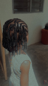 Photo de galerie - Demi natte collé et vanille (tresse simple pour enfants 