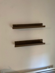 Photo de galerie - Installation de deux petites étagères 