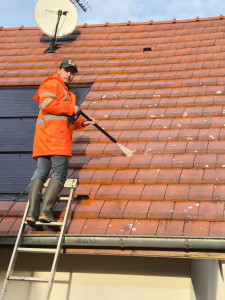 Photo de galerie - Traitement couverture base pression avec traitement fongicide et par la suite traitement hydrofuge incolore 