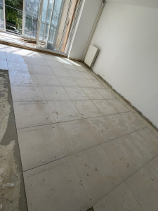 Photo de galerie - Pose d’un séjour en carrelage 