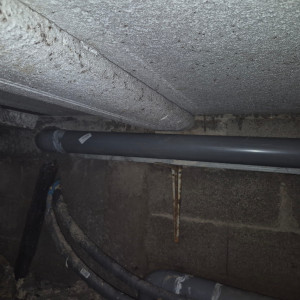 Photo de galerie - Remplace l'évacuation en 100 dans le vide sanitaire  